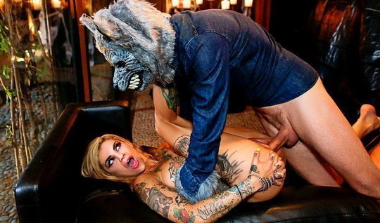 Хэллоуин - любимый праздник грудастой блонди Bonnie Rotten